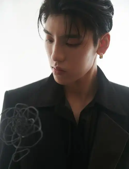 王子异黑色西服帅气图片写真66