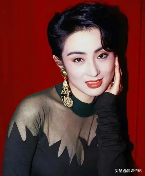 张敏具有一种骨子里透出的霸气,因此她的短发更显帅气,在与周星驰合作