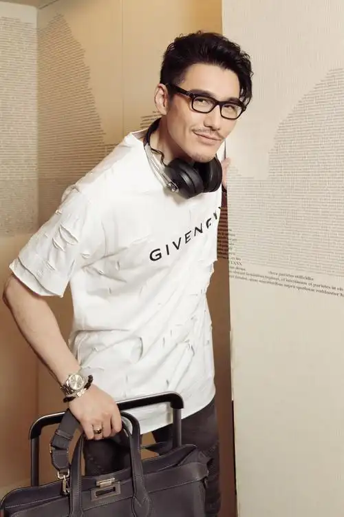 模特胡兵限定回归诠释伦敦时装周最新风潮