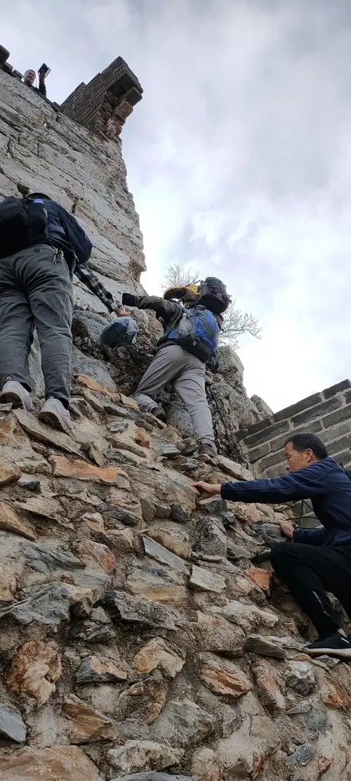 向鹰飞倒仰发出最后的冲刺.