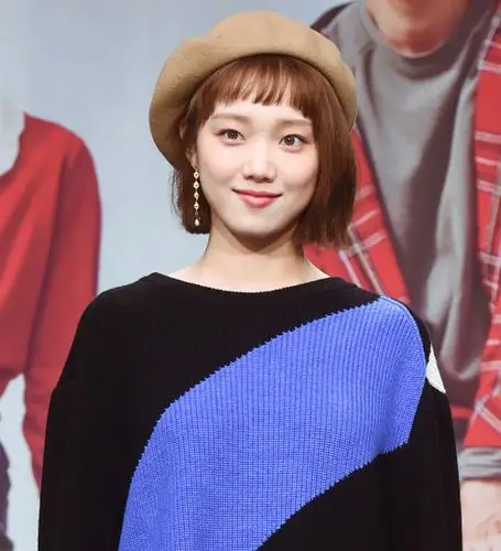 短发戴帽更优雅(图片来源:网络)戏外的李圣经,造型不再像戏里一样一味