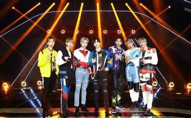 边伯贤画报大男孩风眼神温柔,金钟仁露脐装也阳刚,泰民银发高级_lucas