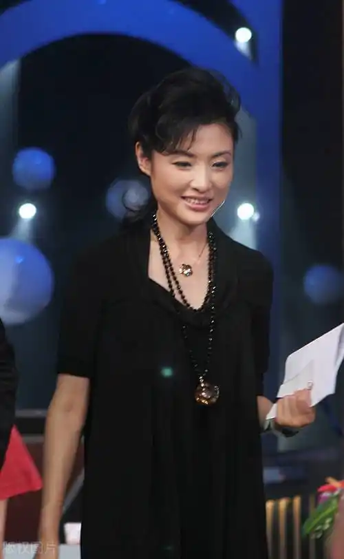 周涛二婚老公曝光,51岁也能遇到真命天子_女儿_丈夫_电视