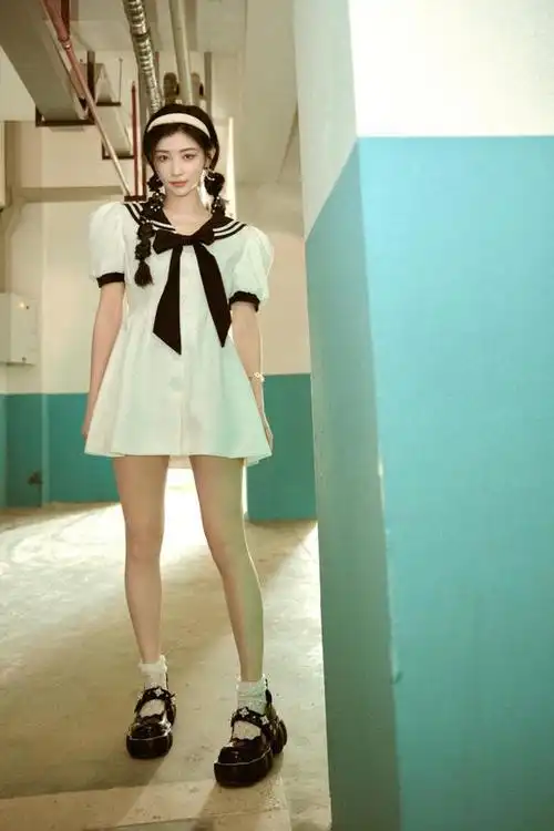 许佳琪拍摄海军风泡泡袖连衣裙写真扎双马尾秀美腿又长又直