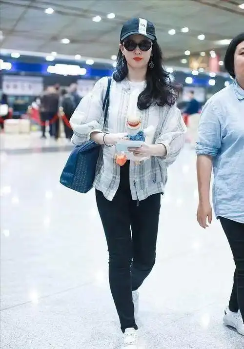 而2021年之后,刘亦菲的穿衣风格又变了.