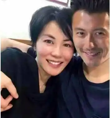 王菲罕见"斗鸡眼"照片流出,谢霆锋节目爆笑:有趣的女孩!