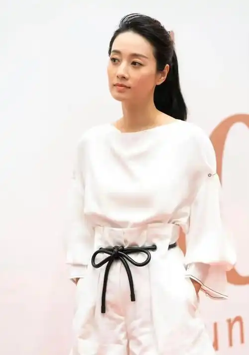 马伊琍终于换发型了长发扎起来好俏皮看着像少女