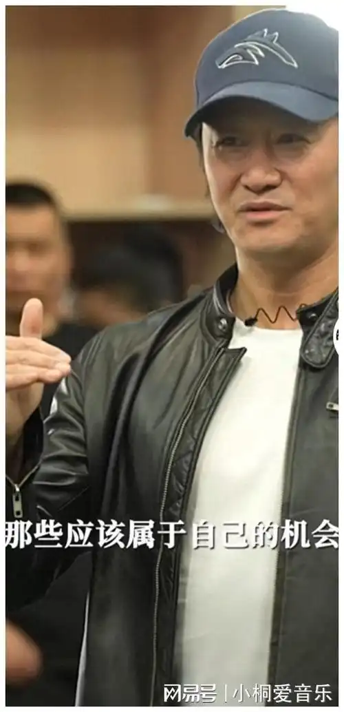吴京戴着帽子,身穿皮衣的他看起来十分的壮硕,身材依旧没有多大的变化