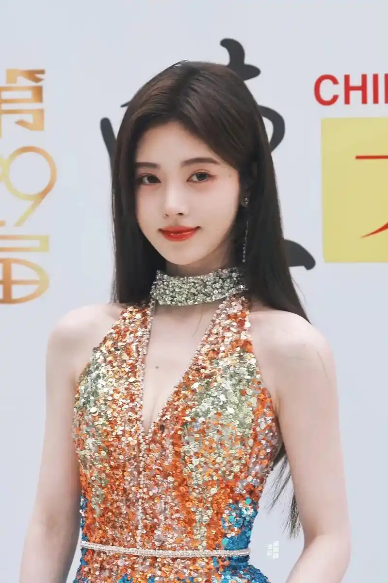 鞠婧祎鎏金露背长裙造型 - 抖音