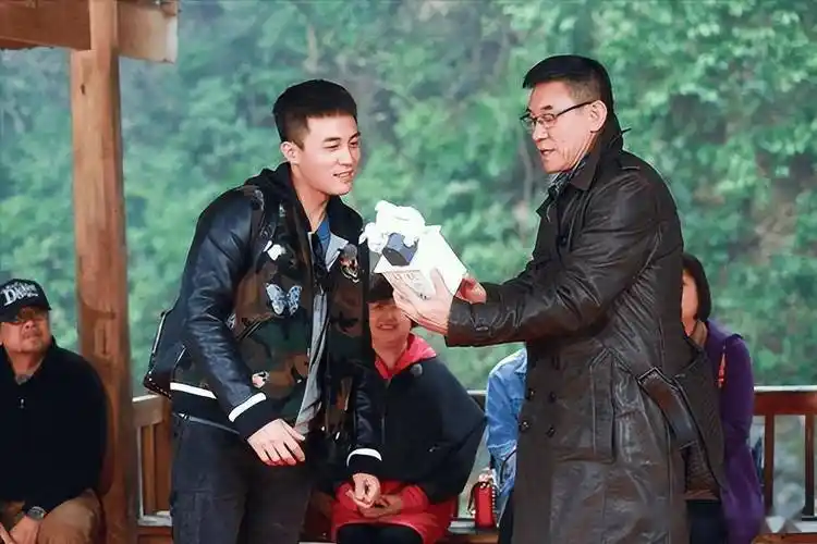 杜志国:与相伴5年的赵娜离婚后,随即娶赵君前妻,他在追求什么_杜淳