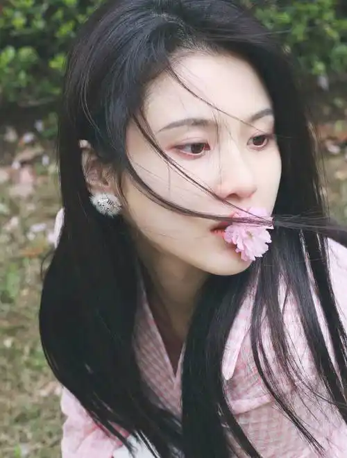 张慧雯晒出一组春日氛围感大片口衔鲜花眼神撩人