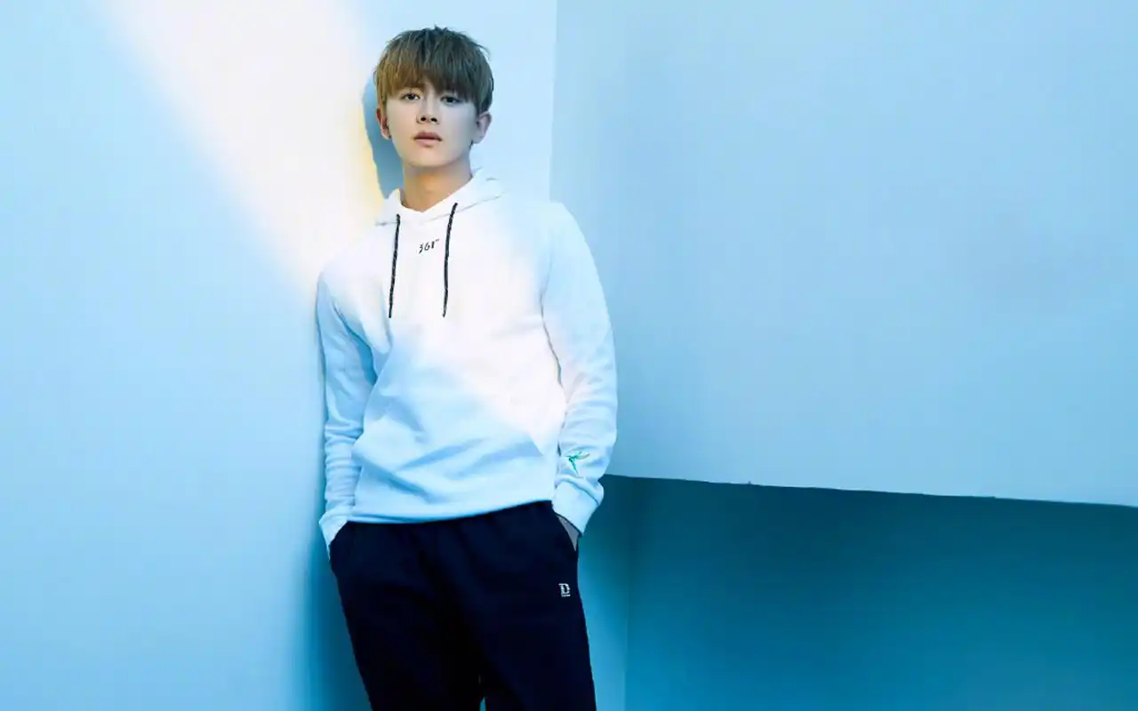 大陆明星,时尚,高清,帅气,休闲,任嘉伦,壁纸,1920x1200