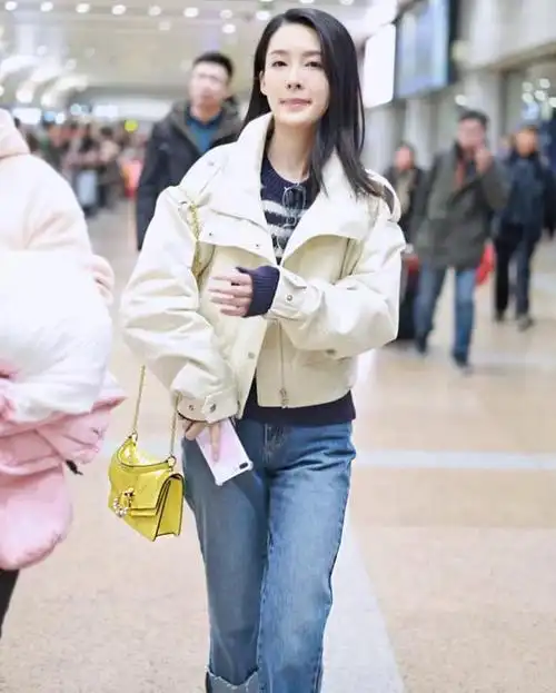 李沁拎6400元包,住海景豪宅,却吃十几元肥肠粉,太接地气