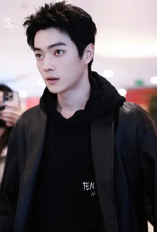 但脸上的笑容似乎有点勉强,总有股淡淡的忧 许凯许凯出道前照片许凯