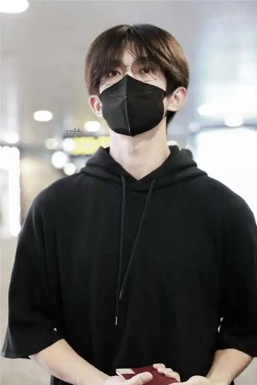 易烊千玺出发米兰时装周#  易烊千玺出发米兰时装周  卫衣工装裤好酷