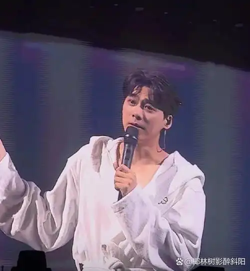 这场演唱会在泰国办,李易峰说这是他兑现的一个诺言,还又许诺说,未