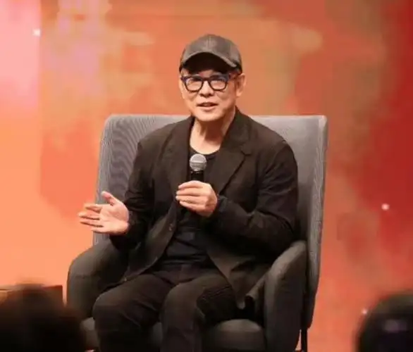 李连杰现身:我还没死|李连杰|武打演员_新浪新闻