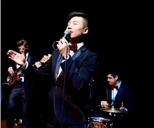 小酒馆芳沁店百老汇摇摆爵士乐团小酒馆专场