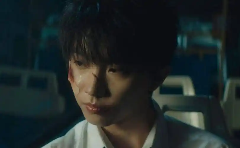 有一组公交车上的镜头,马嘉祺一下子就能够代入情绪,并且能够领会导演