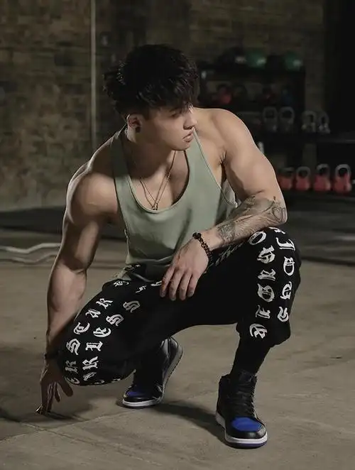 组图:清秀,健硕的男生,穿上衣服你能看出他有这么健美身材吗?