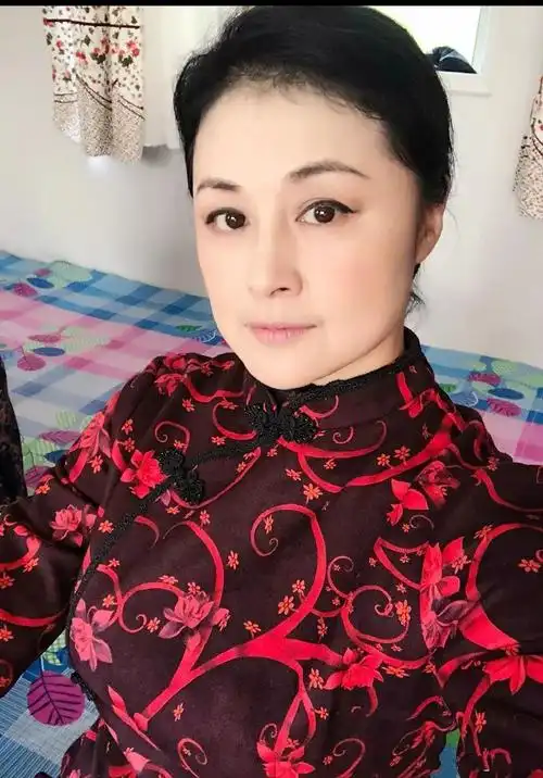 原创乡村爱情谢大脚原来这么美黑色礼服高盘发哪像47岁