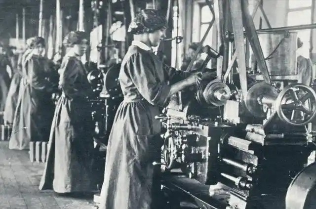 打砸,纵火,炸弹袭击,绝食自杀,英国女权组织者的"疯狂人生"