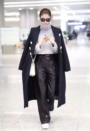 你也可以在里面叠加短西装外套披着穿,时髦加倍.