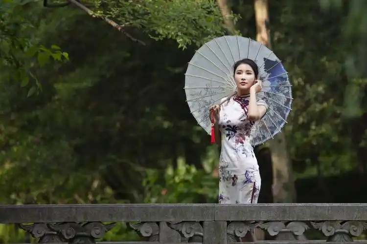 旗袍油纸伞 东方优美的诗篇