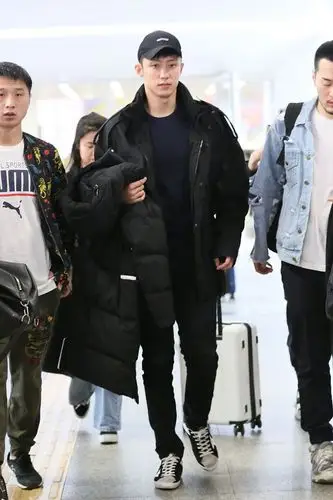 黄景瑜穿着帅气全黑look现身机场,大秀逆天大长腿
