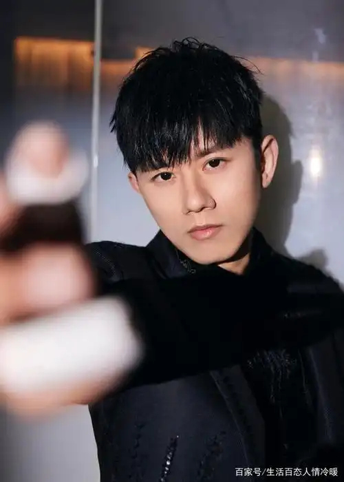 呆萌帅哥一开口唱歌,张杰好听,被张杰扎心调侃