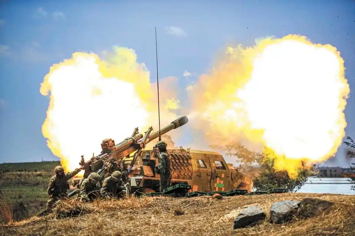 (李昌奇摄)  pcl-171采用了载车底盘与火力系统