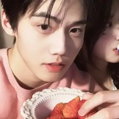 抖音最火的情侣头像真人一人一半