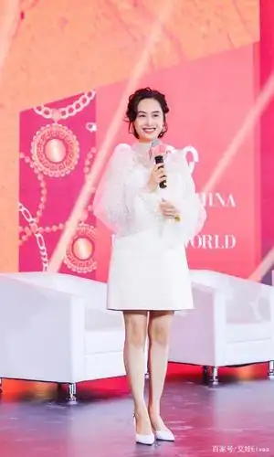 49岁朱茵太敬业,零下4度穿短裙露脚背秀"电线腿",看着都心疼