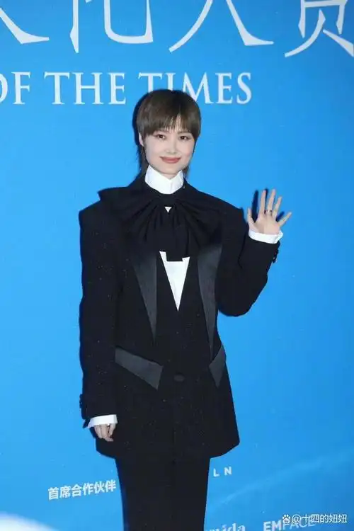 李宇春这生图绝了!欧式宫廷造型显得脸好方,却胜在帅气有辨识度