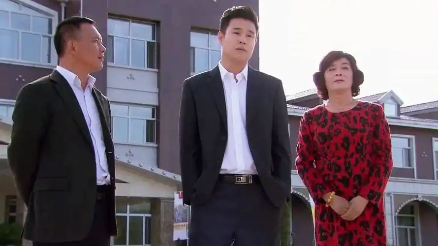 花姐的饰演者是张希永,一名反串演员,虽然在《乡村爱情》中出场的机会