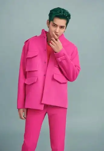 粉色也能被男星穿出高贵感?吴亦凡粉色系套装注定要夺你眼球!