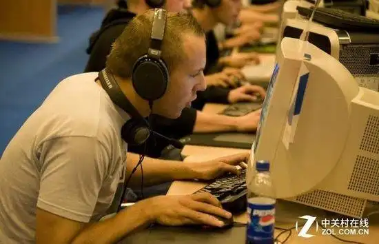 戴着森海塞尔hd600打游戏的cs玩家heaton