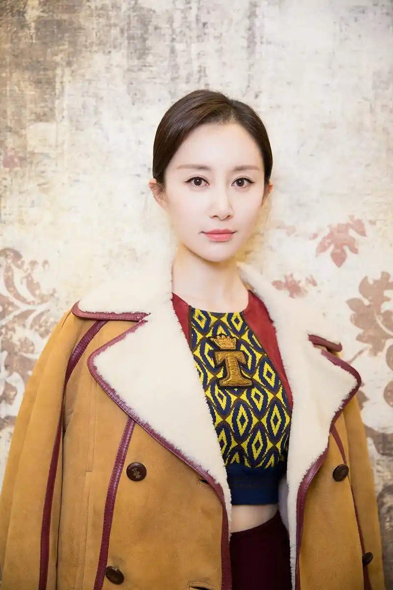 组图:舒畅干练短发气场十足 时尚穿搭展潮流风尚