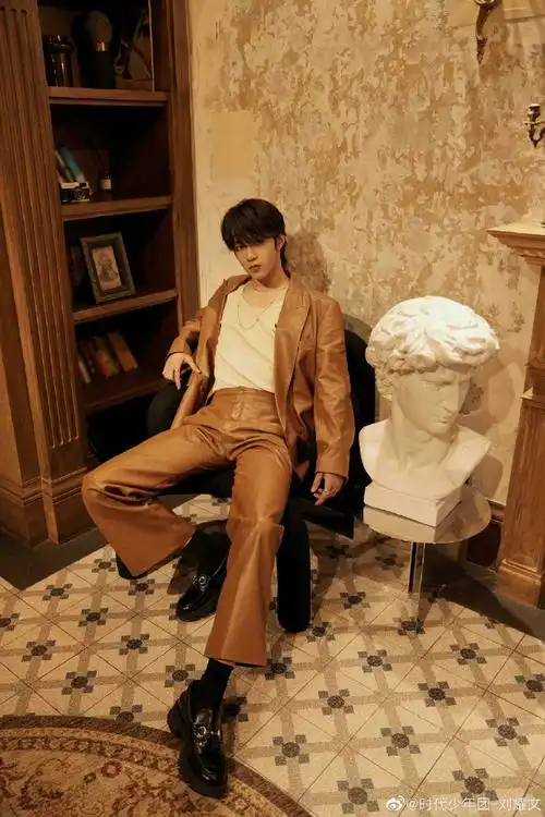 刘耀文到此一游#刘耀文风衣造型小合集9615大长腿77完美身材