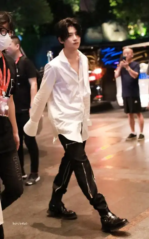 黄明昊拉链机车裤