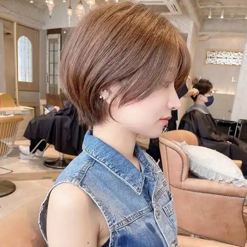 今年流行四好层次短发立体蓬松很精致适合大多数女性