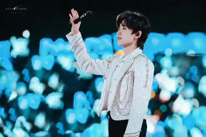 时代少年团演唱会快官宣#浅空天胧超美 宋亚轩青海点亮全场@时代赡觋