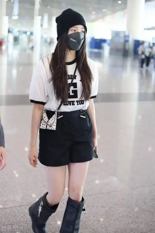 欧阳娜娜黑白风搭长筒靴活泼俏皮时尚范儿足