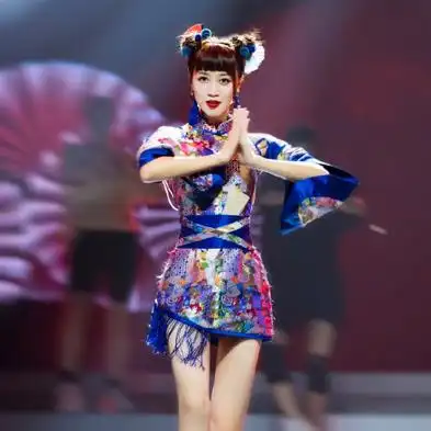 蓝盈莹公演挑战宅舞双丸子头国风短旗袍造型获好评