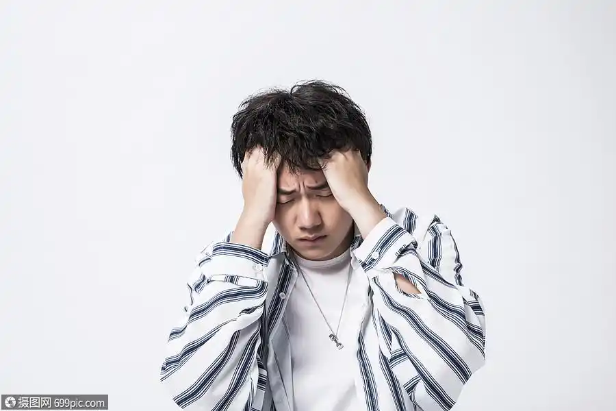 压力男性思考痛苦图片