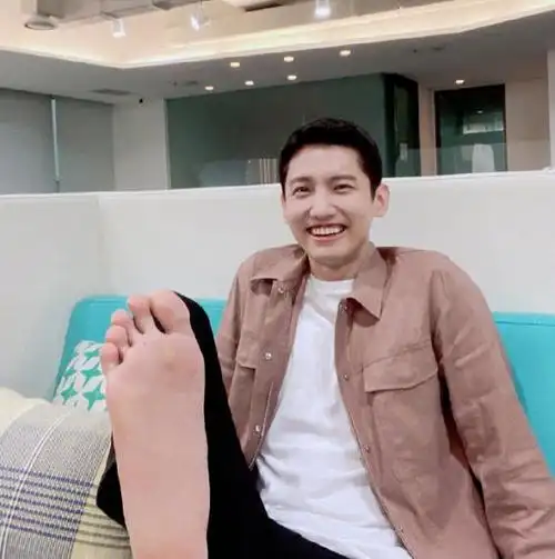 首尔第一elf光脚看演唱会惹热议!不被批评反而很受欢迎?