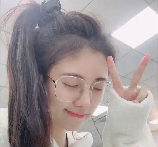 鞠婧祎又爆素颜照,盛世美颜看不够,还被网友发现一个"机密"_头发_头皮