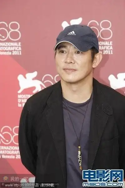 李连杰佩天珠压轴红毯 中华瑰宝秒杀威尼斯