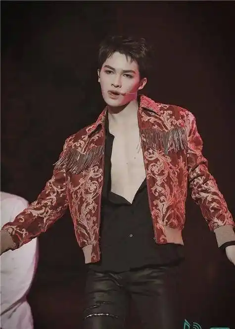 朱正廷新歌舞台秀魅力暴击,解衬衫扣子画面超级撩!_珍珠_福利