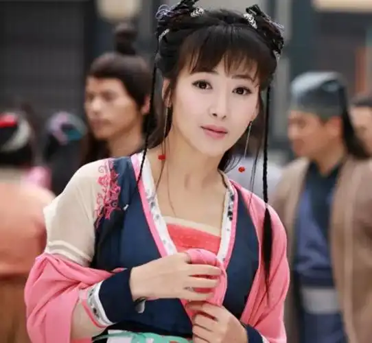 2014年,36岁,《古剑奇谭》的剑灵红玉睿智妩媚,《新活佛济公》扮演